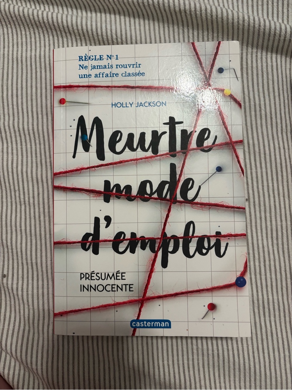 Meurtre, mode d'emploi by Holly Jackson - White Cover with Red String Design